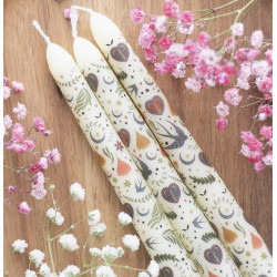 Ensemble de 3 bougies effilées à motif floral crème folk de Herboristerie et Esotérisme à Libourne dans S162
