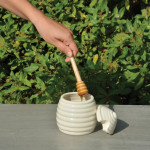 Pot à miel céramique + cuillère bois (L 10,9 x T 10,9 x H 12,6cm) de  dans E058
