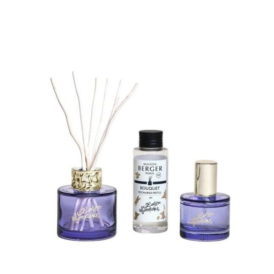 Gros plan sur le mini bouquet Parme Lolita Lempicka avec bâtonnets de roseaux blancs dans vase en ve