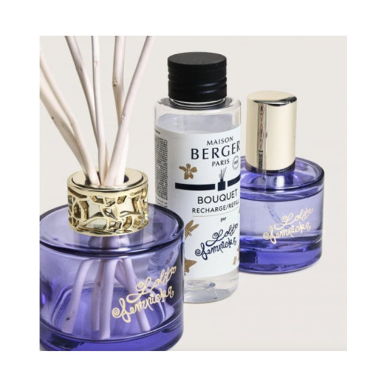 Vue détaillée du coffret Maison Berger Paris x Lolita Lempicka Parme : boîte blanche et or ouverte a