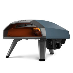 Ooni Koda 2 en angle latéral mettant en avant les pieds pliables, régulateur gaz, bouton de contrôle