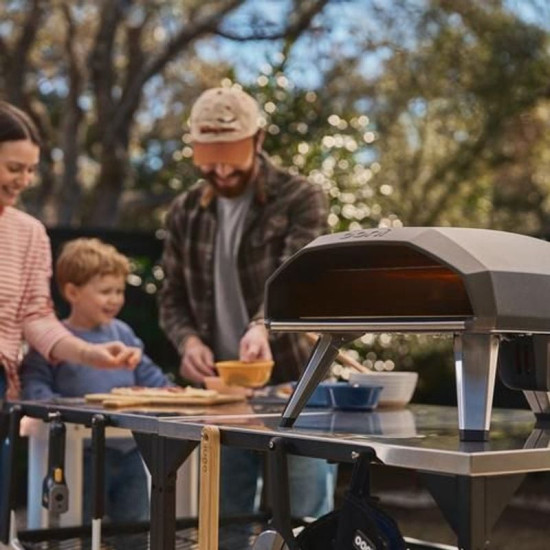 Ooni Koda 2 sur table extérieure cuisant une pizza, relié au gaz, en terrasse pour usage jardin réal