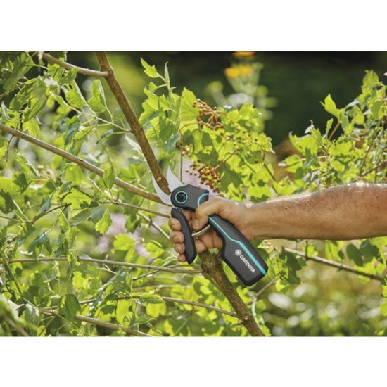 Sécateur Sur Batterie Assistcut Gardena de Gardena - Arrosage goutte à goutte - Outillages  dans Sécateur et coupe branches