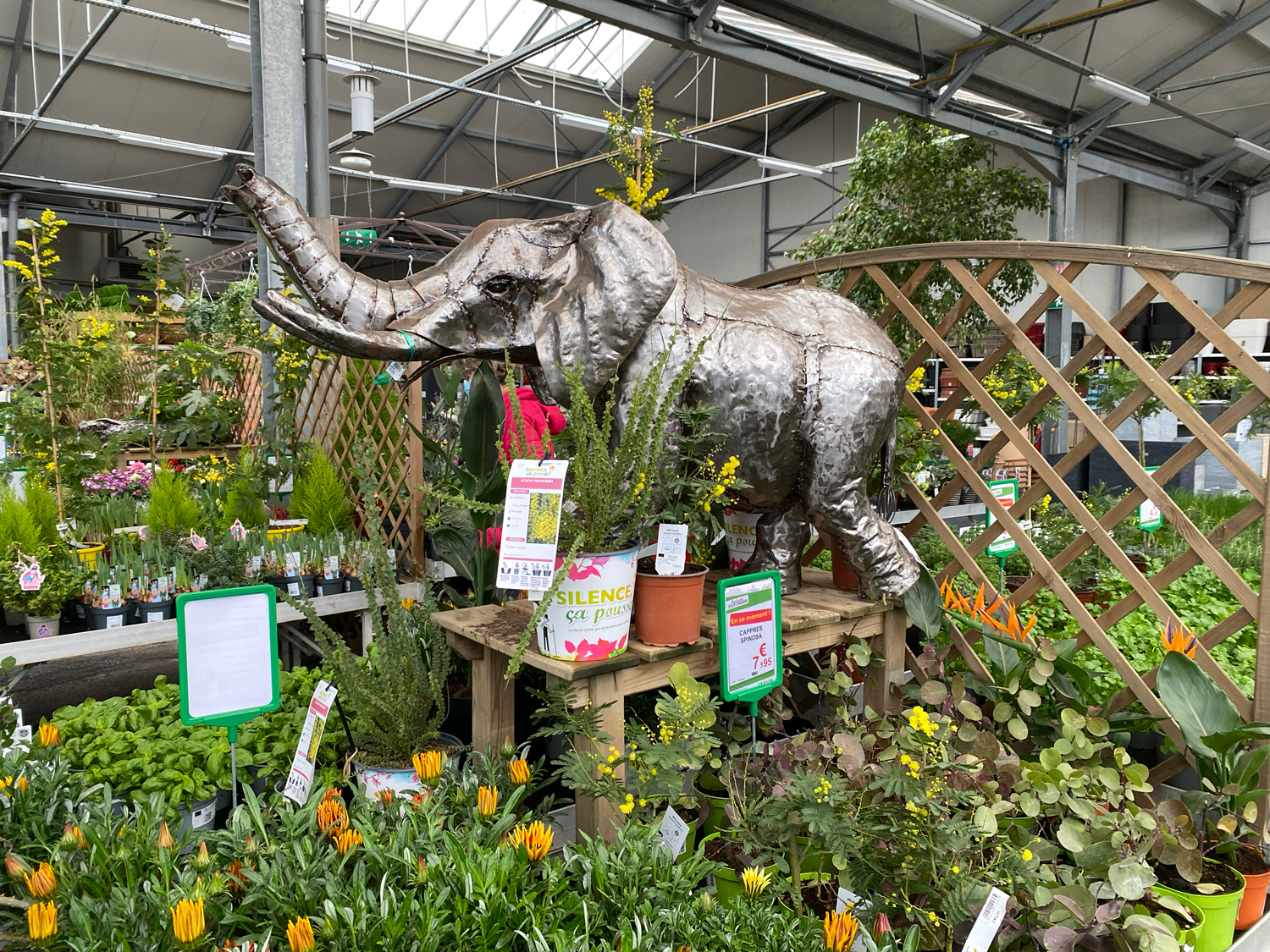 grande statue d'éléphant en metal