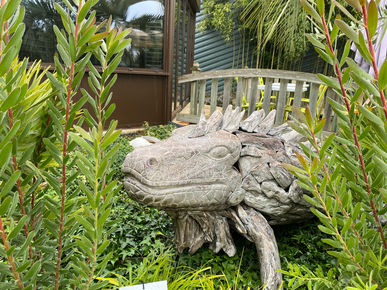 Statue lézard en bois